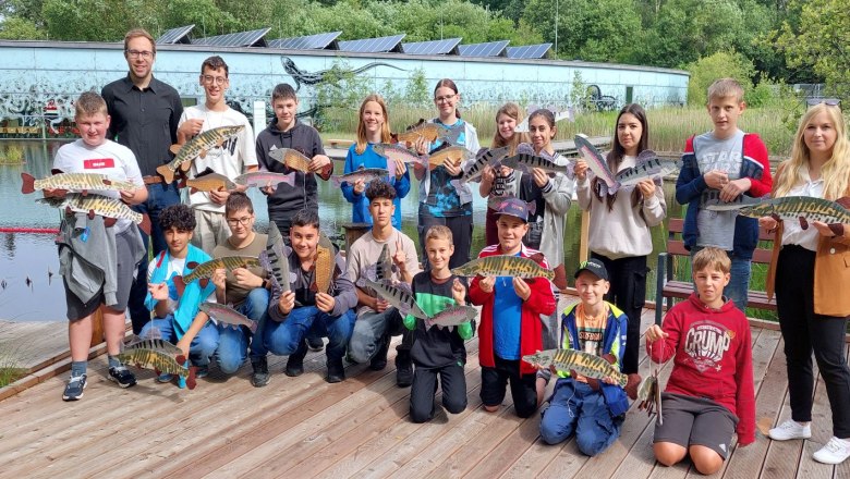 Naturparkschule Gruppenfoto mit gebastelten Fischen, © Ernst Artner